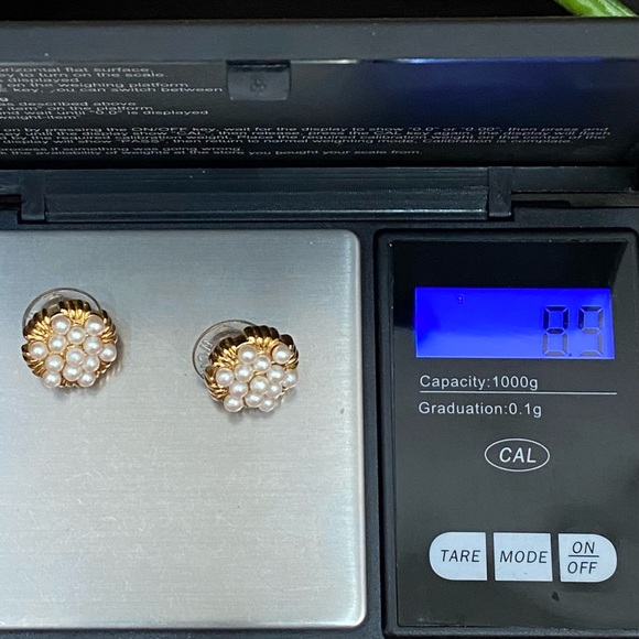 Vintage MONET Signed Faux Pearl Gold-tone Post Earrings - Picture 4 of 13